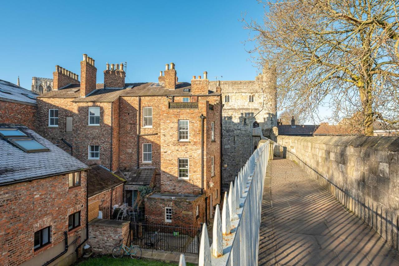 Roman Walls View York Exteriör bild