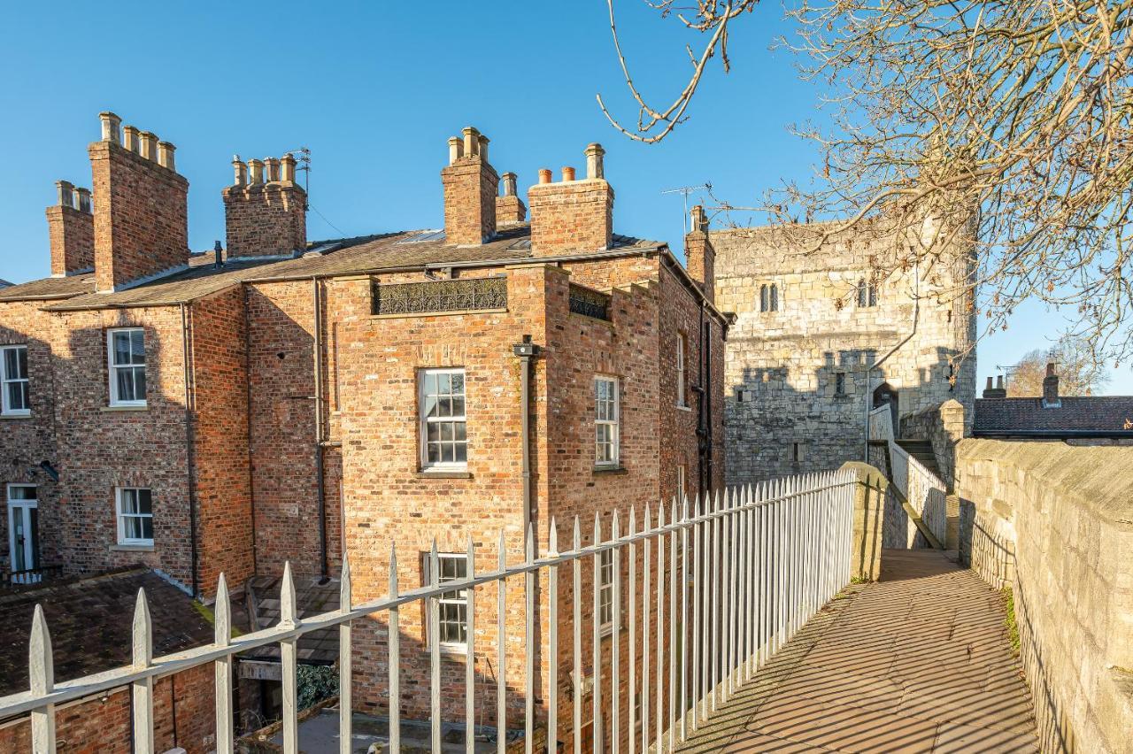 Roman Walls View York Exteriör bild