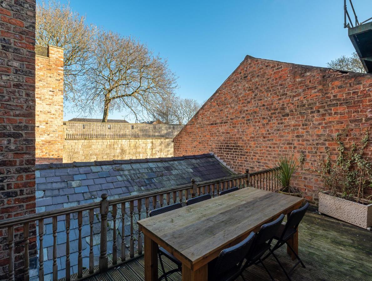 Roman Walls View York Exteriör bild
