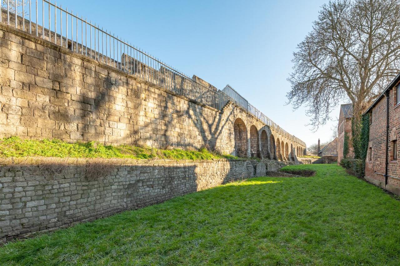 Roman Walls View York Exteriör bild